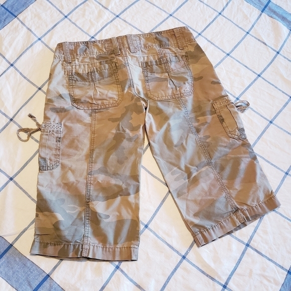 🪴bogo FREE🪴 Hollister Camo Crop Capri size XS - Picture 3 of 4